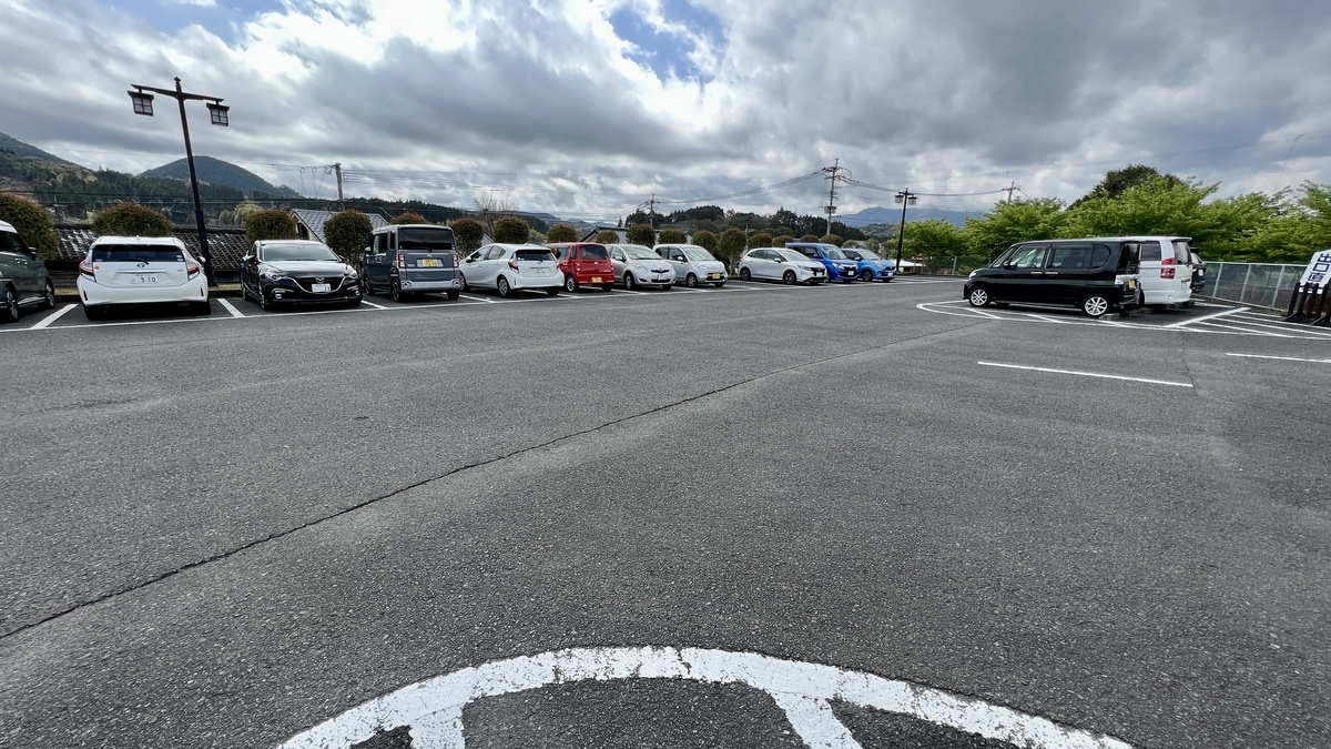 ที่จอดรถนักท่องเที่ยวโอบิกว้างขวางพร้อมรถเรียงรายกัน