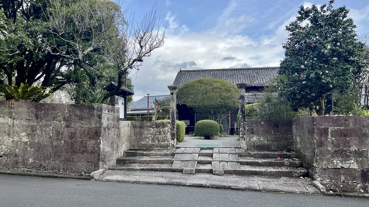 บันไดหินและพื้นที่ประตูรอบทางเข้าพิพิธภัณฑ์อนุสรณ์โคมุระ จูทาโร่