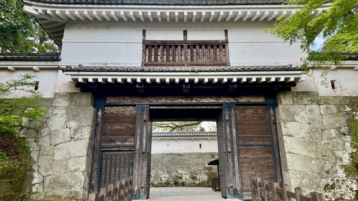 โครงสร้างประตูที่สง่างามของประตูโอเตะมงปราสาทโอบิแสดงหลังคาและหอคอย