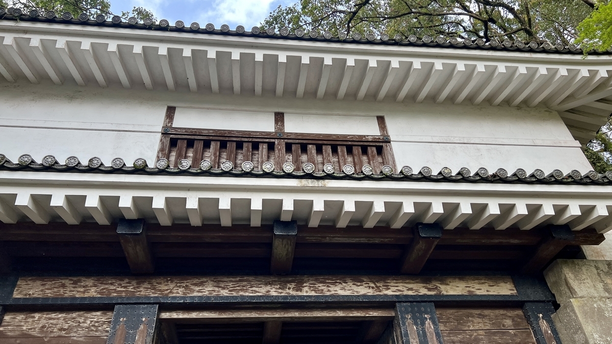 มุมมองใกล้ชิดชายคาประตูโอเตะมงปราสาทโอบิแสดงรายละเอียดการก่อสร้าง