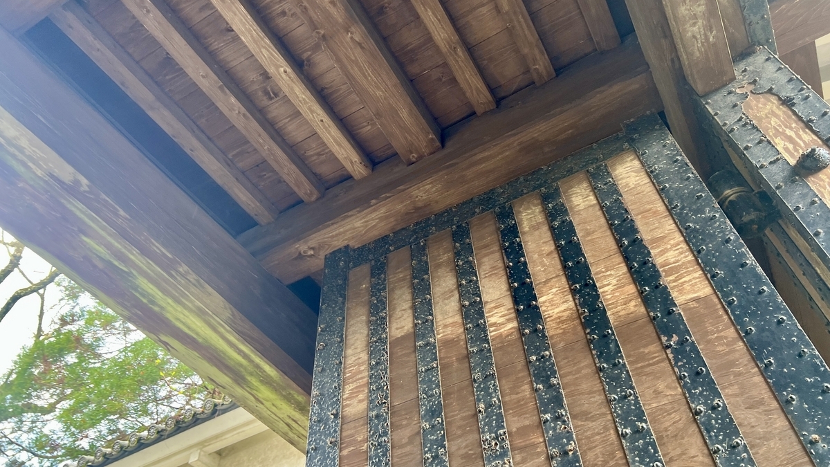 มุมมองเฉียงภายในประตูโอเตะมงปราสาทโอบิแสดงคานและโครงไม้