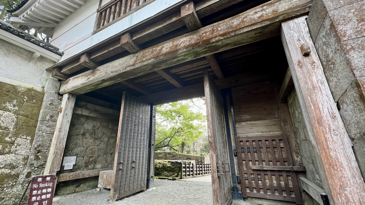 ภายในอันทรงพลังของประตูโอเตะมงปราสาทโอบิล้อมรอบด้วยไม้และกำแพงหิน