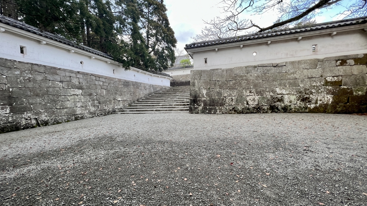 ทางผ่านมาสึกาตะโคกุจิที่ปราสาทโอบิล้อมรอบด้วยกำแพงขาวและกำแพงหิน