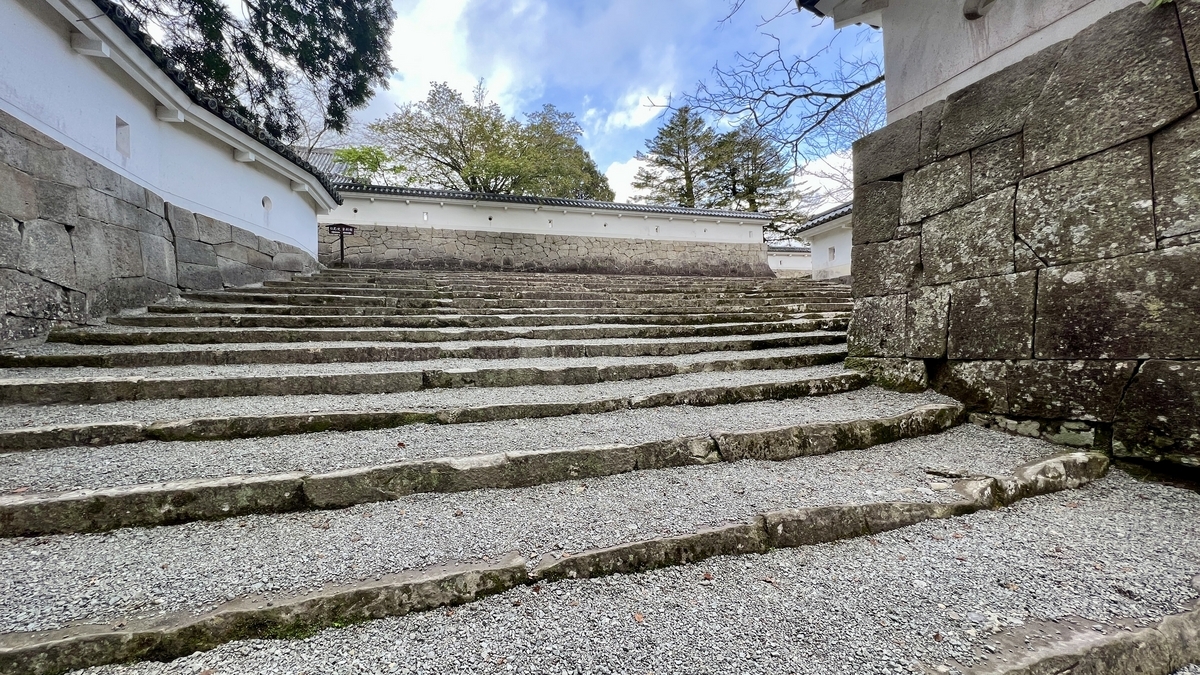 บันไดหินและทางผ่านที่มีกำแพงขาวขนาบข้างในมาสึกาตะโคกุจิ