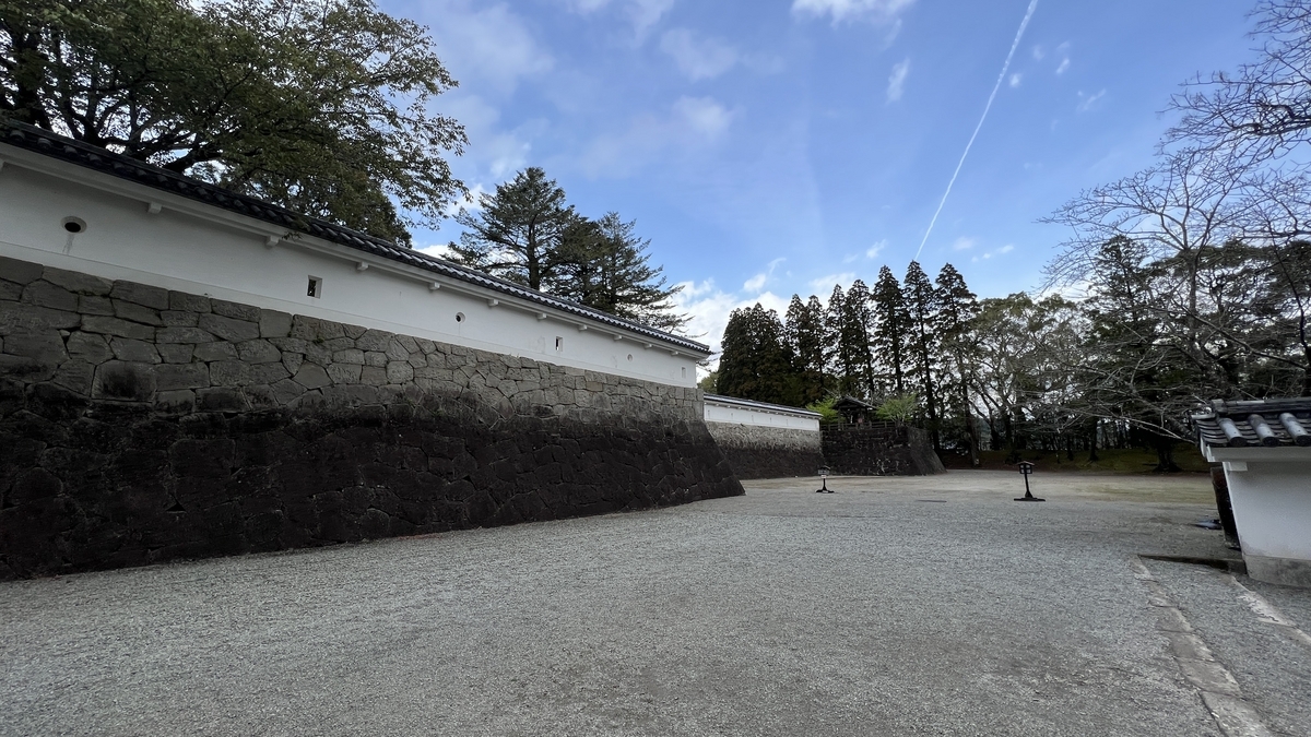 ทางแยกไปซ้ายและขวาที่กำแพงหินในมาสึกาตะโคกุจิ