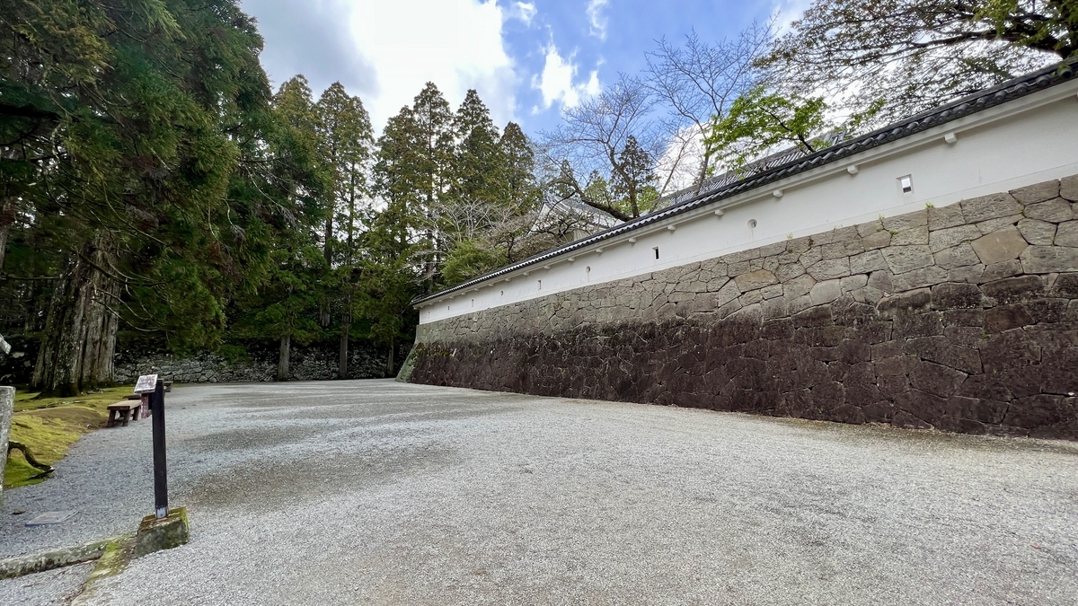 ทางแยกของมาสึกาตะโคกุจิล้อมรอบด้วยกำแพงขาวและกำแพงหิน