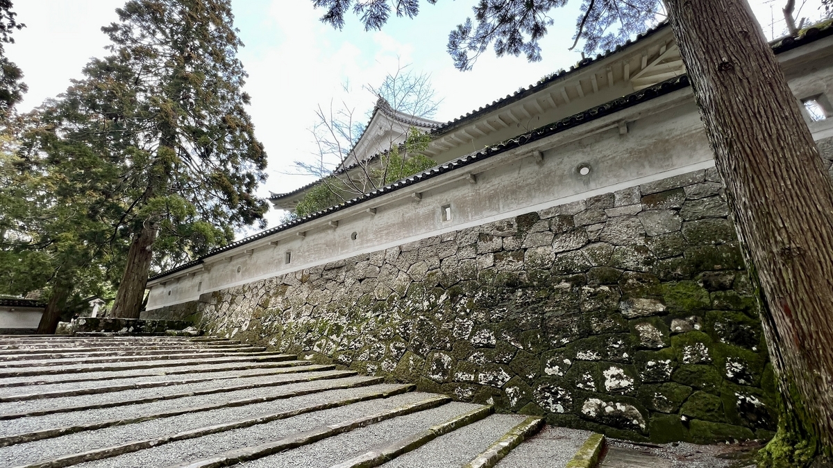 ทางผ่านด้านขวาของมาสึกาตะโคกุจินำไปยังพิพิธภัณฑ์ประวัติศาสตร์พร้อมป่าซีดาร์