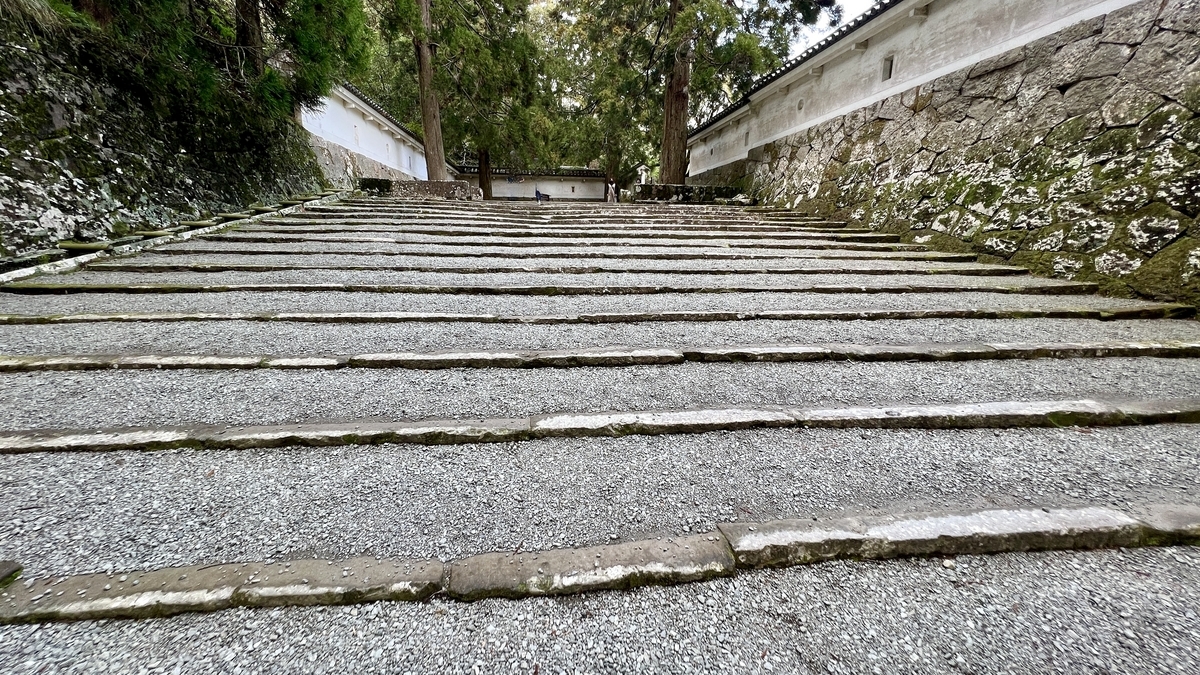 กำแพงหินและบันไดหินที่ลาดเอียงด้านขวาของมาสึกาตะโคกุจิ