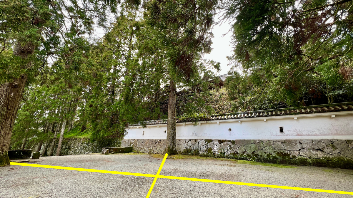 ป้ายข้อมูลแสดงเค้าโครงของชิอาวาเซะสึกิพร้อมทิวทัศน์ซีดาร์โอบิโดยรอบ