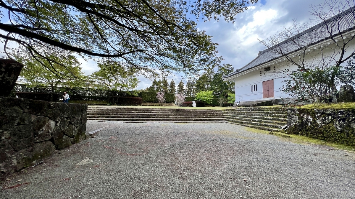 พื้นที่พักผ่อนในจัตุรัสล้อมรอบด้วยบันไดหินและกำแพงขาว