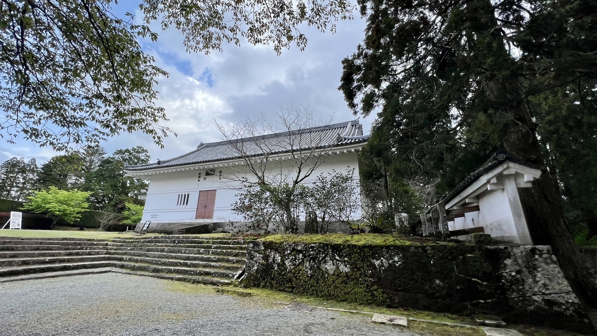 มุมมองทั้งหมดของจัตุรัสพร้อมกำแพงขาวทอดยาวไปข้างหน้า