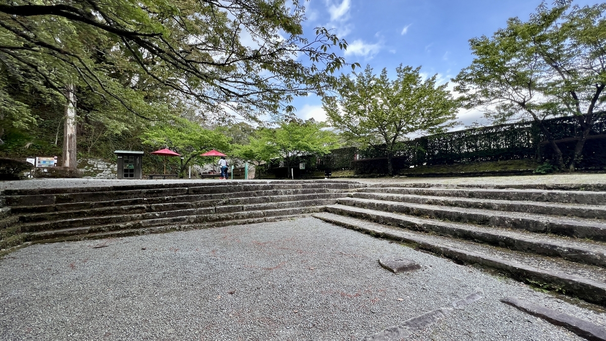 บันไดหินและพื้นที่โล่งของจัตุรัสล้อมรอบด้วยกำแพงขาวและต้นไม้