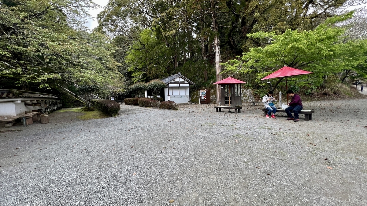 ม้านั่งและพื้นที่พักผ่อนร่มเงาในจัตุรัส