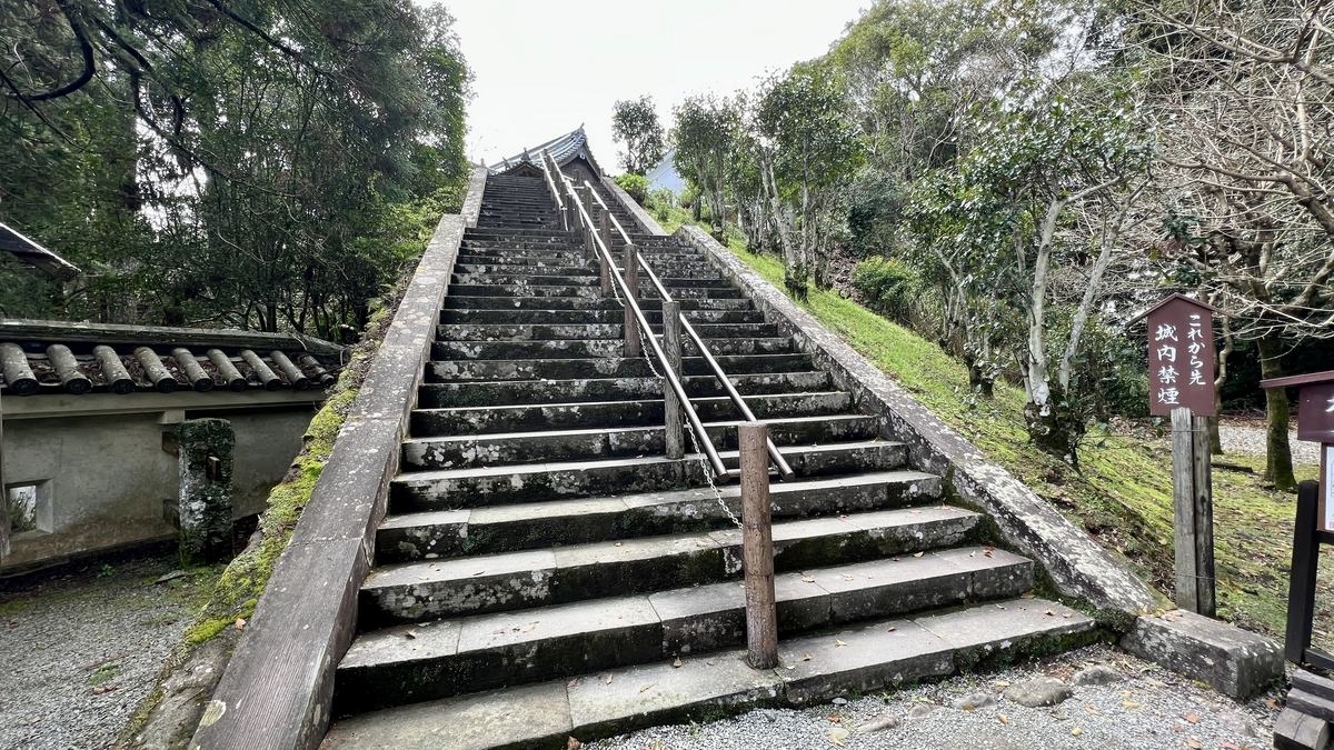 บันไดหินยาวนำไปสู่มัตสึโอะโนะมารุล้อมรอบด้วยต้นไม้