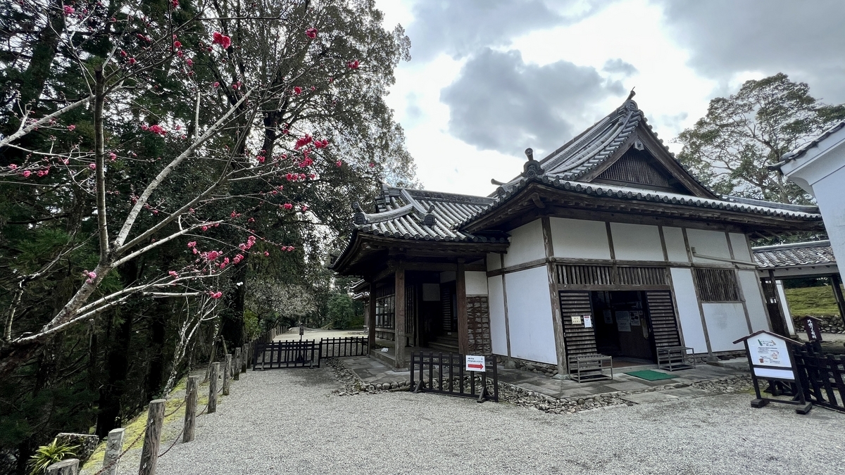 ภายนอกมัตสึโอะโนะมารุพร้อมต้นไม้โดยรอบ