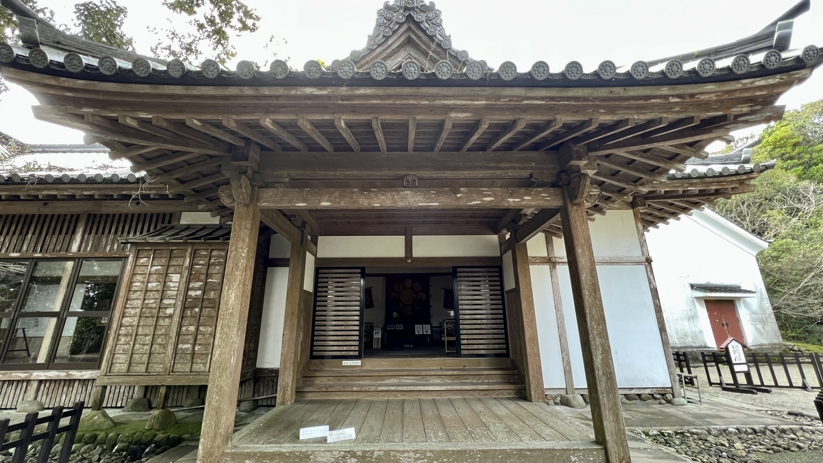 ทางเข้ามัตสึโอะโนะมารุมองขึ้นไปยังหลังคา