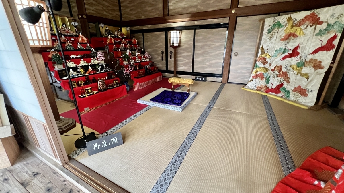 ห้องทาทามิในห้องโถงรับรองพร้อมตุ๊กตาฮินะและฉากกั้น