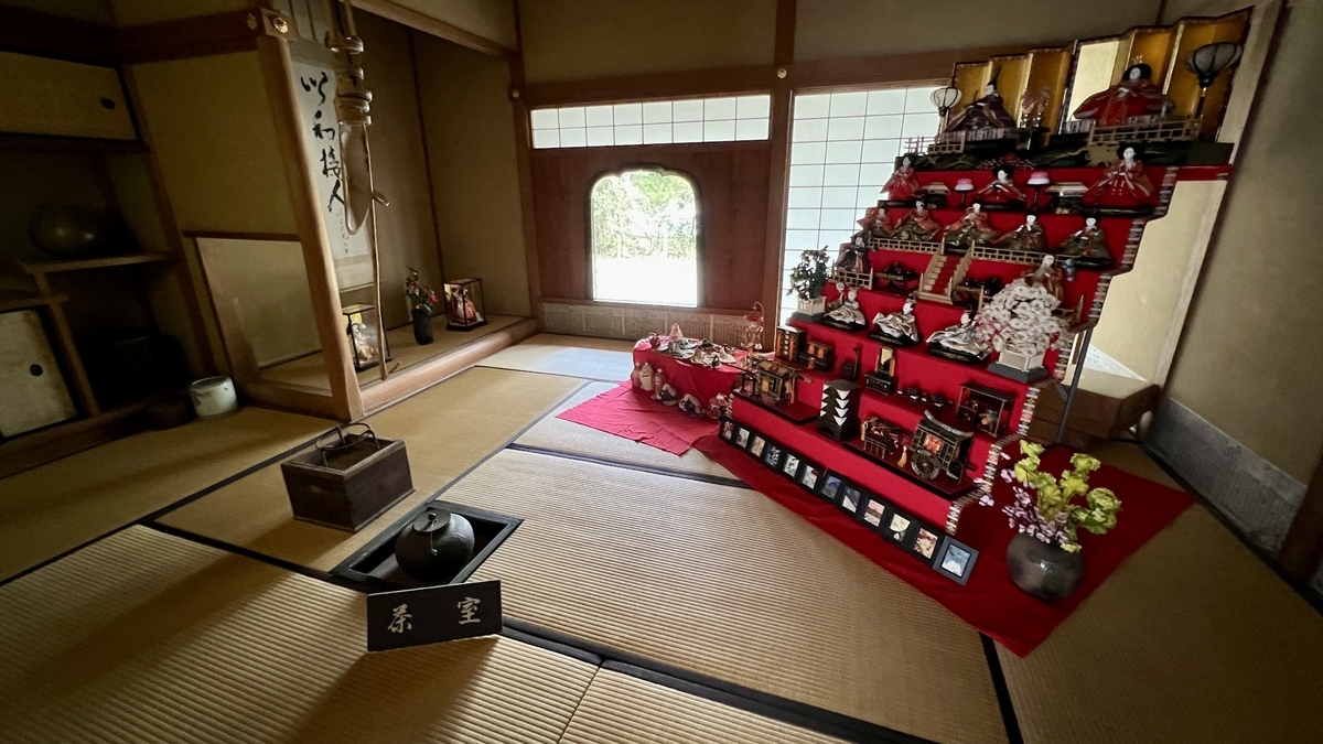 ห้องทาทามิพร้อมตุ๊กตาฮินะและวิวสวนผ่านหน้าต่าง