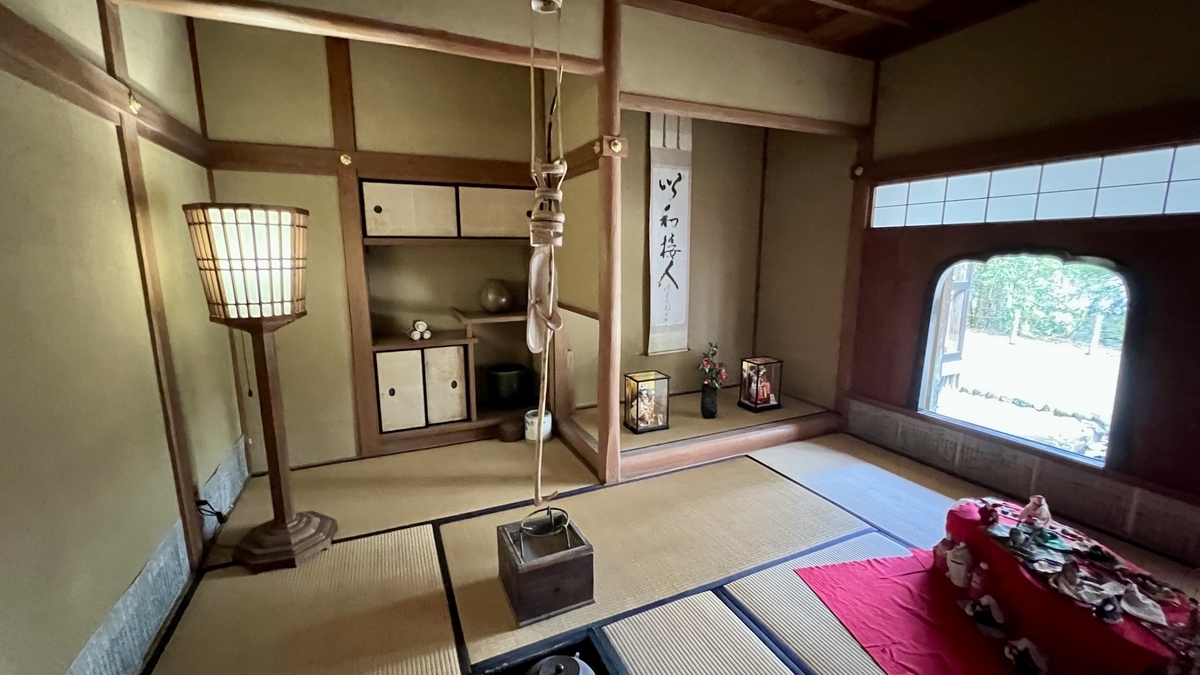 ของตกแต่งฮินะและนิทรรศการในห้องปูทาทามิ