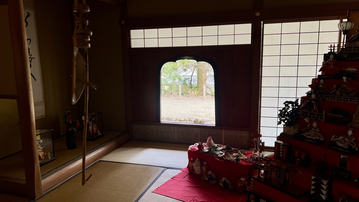 ภายในห้องจัดแสดงแบบดั้งเดิมพร้อมของตกแต่งฮินะและโทโคโนมะ