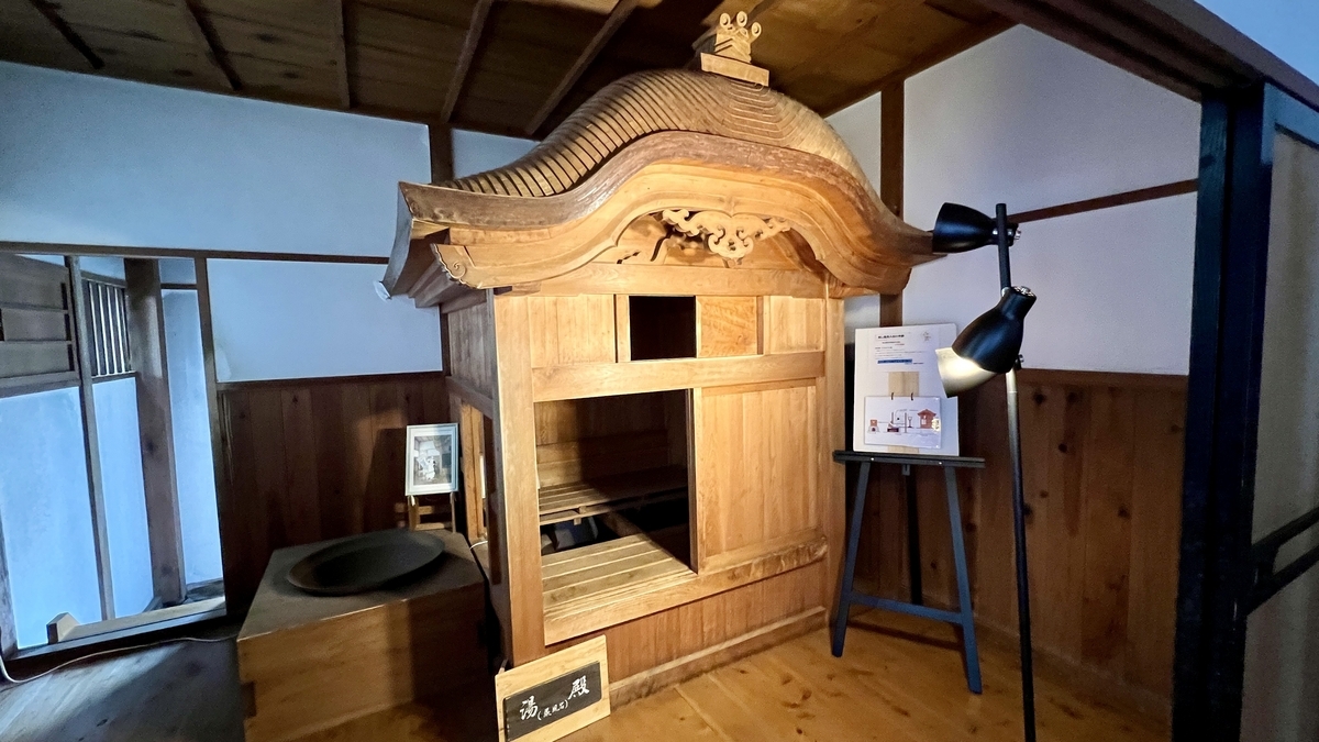 นิทรรศการภายนอกห้องอาบน้ำไอพร้อมโครงสร้างทางเข้าไม้