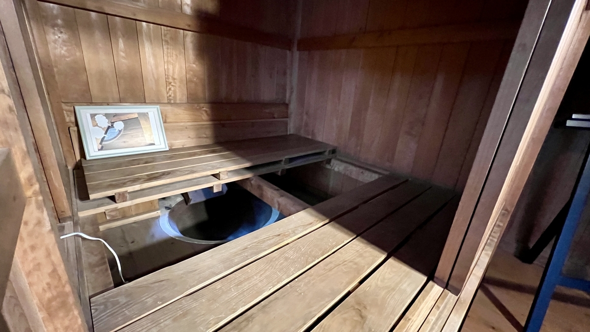 ที่นั่งไม้และพื้นภายในห้องอาบน้ำไอ