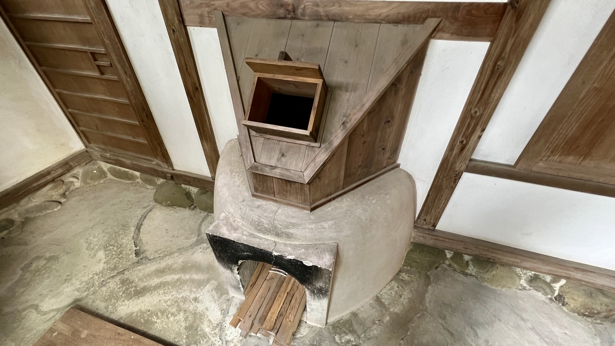 โครงสร้างเตาหินสำหรับทำความร้อนห้องอาบน้ำไอพร้อมช่องเปิดเล็ก