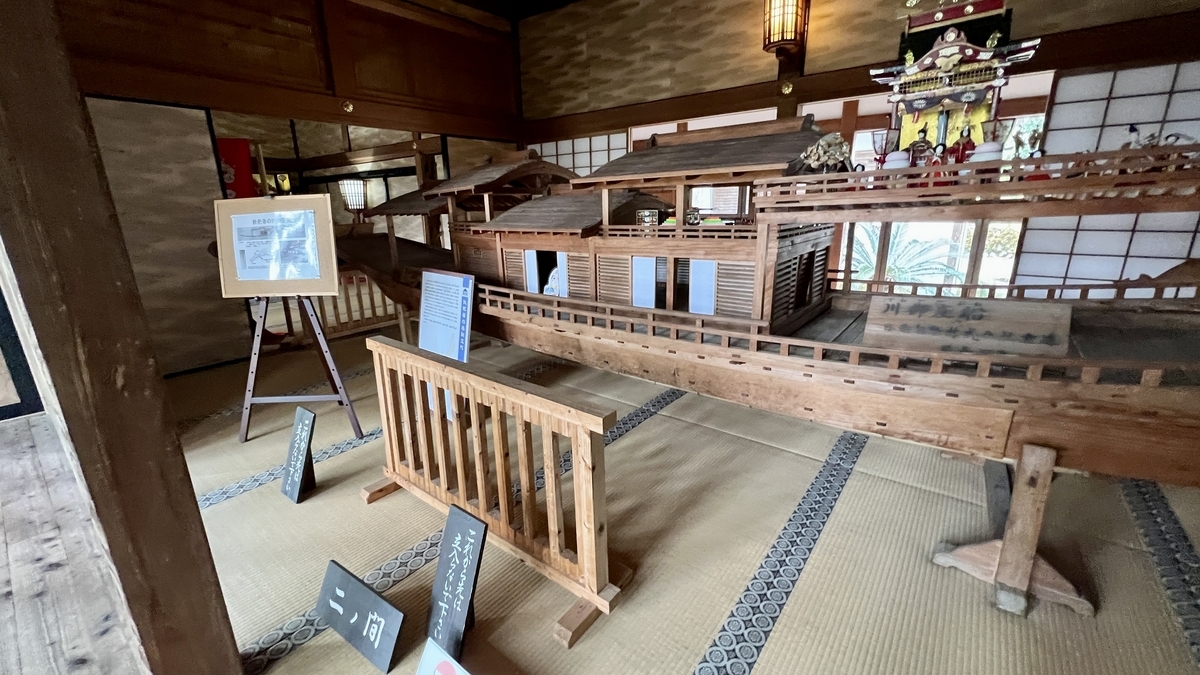 แบบจำลองเรือโกซาบูเนะของไดเมียวและแผงข้อมูลในห้องจัดแสดงทาทามิ