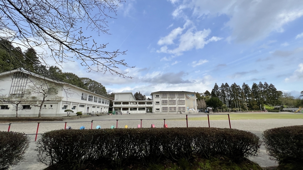 สนามโรงเรียนประถมโอบิพร้อมพื้นที่โล่งกว้าง