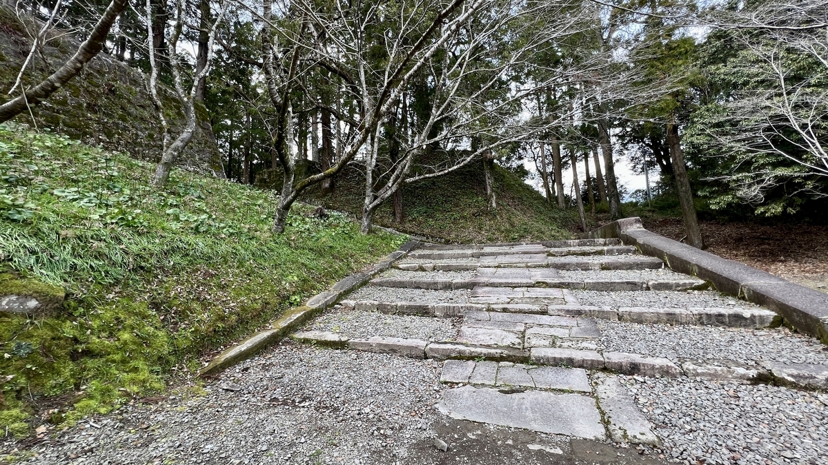 บันไดหินที่ลาดเอียงพร้อมซีดาร์เรียงรายนำไปสู่ป้อมหลักเดิม