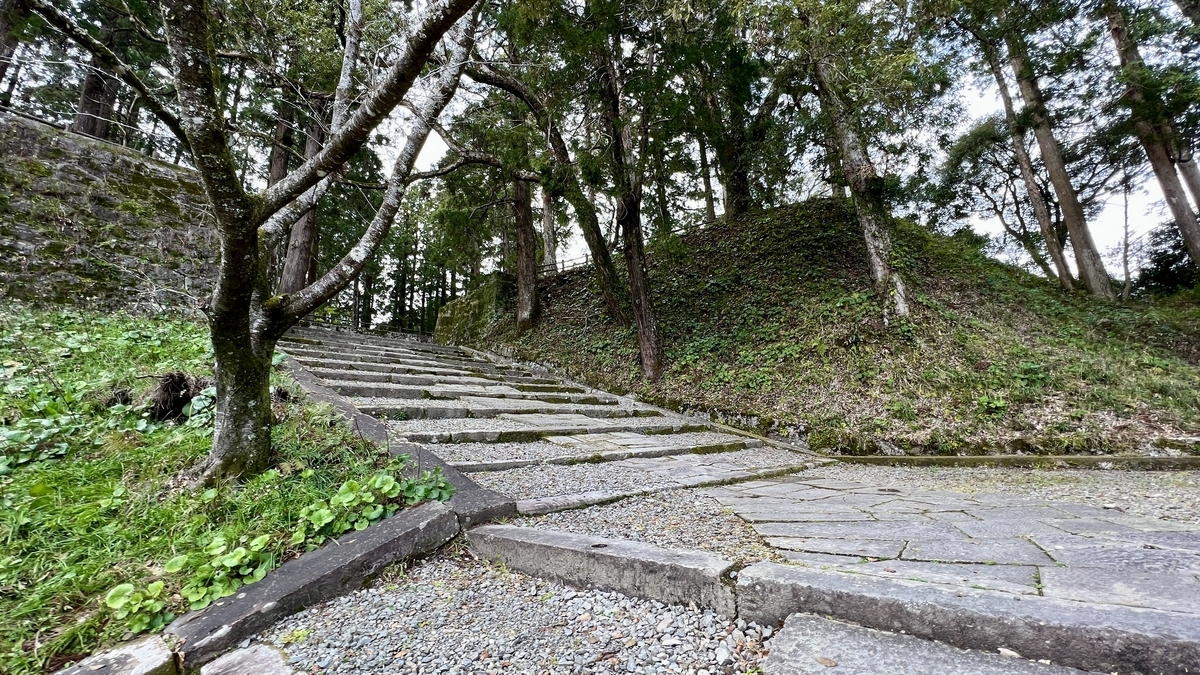 บันไดหินล้อมรอบด้วยต้นซีดาร์บนทางที่เงียบสงบ