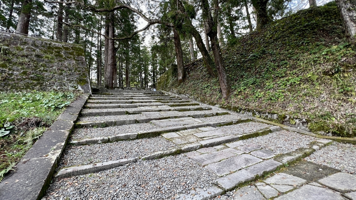 บันไดหินปกคลุมมอสดำเนินต่อไปสู่ป้อมหลักเดิม