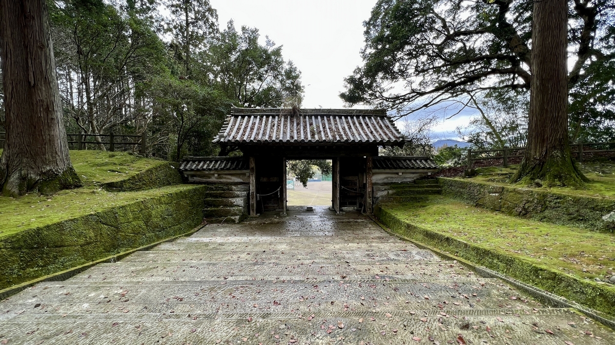 มุมมองด้านหน้าประตูโทริวมงที่ป้อมหลักเดิมพร้อมกำแพงหินและประตูไม้