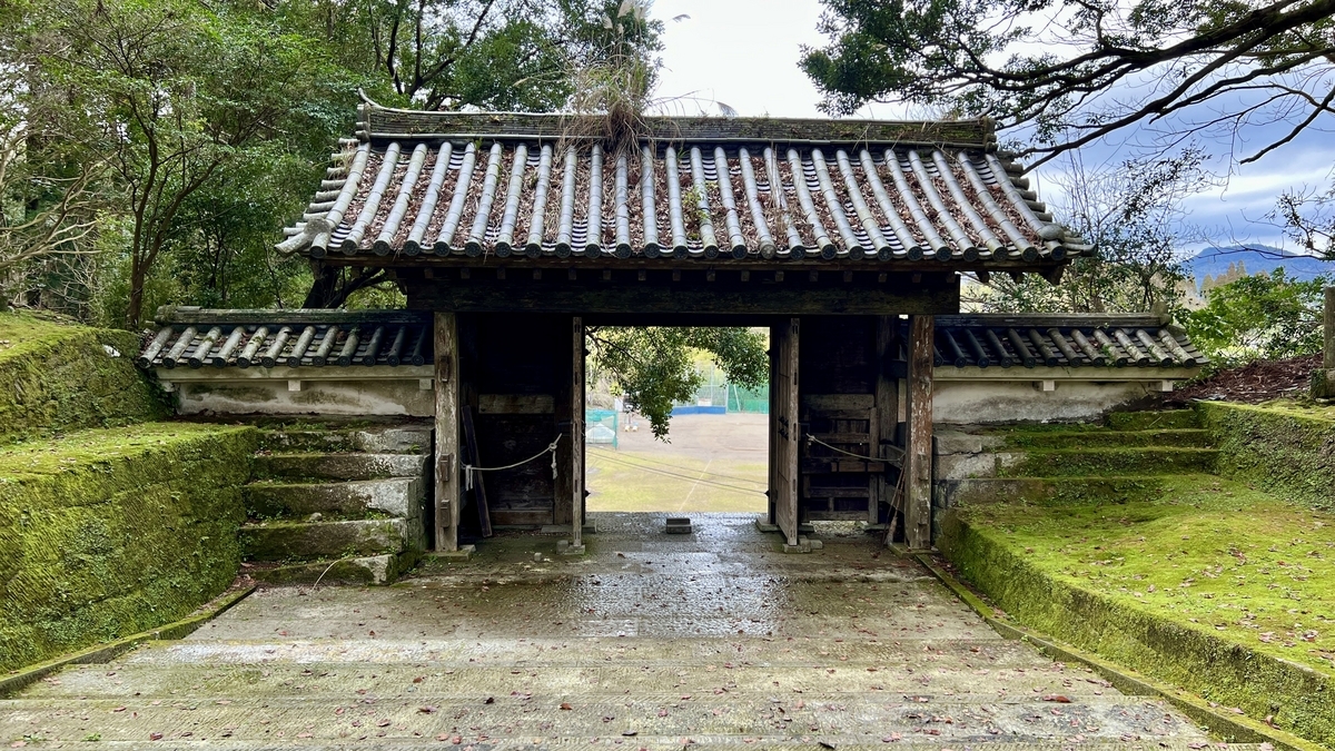 ภายนอกอันสง่างามของหลังคาประตูโทริวมงและประตูอย่างใกล้ชิด