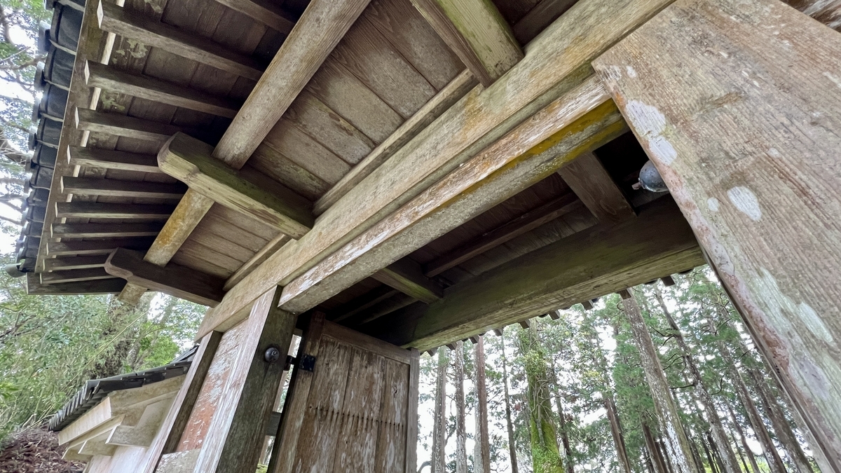 มุมมองใกล้ชิดของประตูโทริวมงแสดงคานและโครงไม้