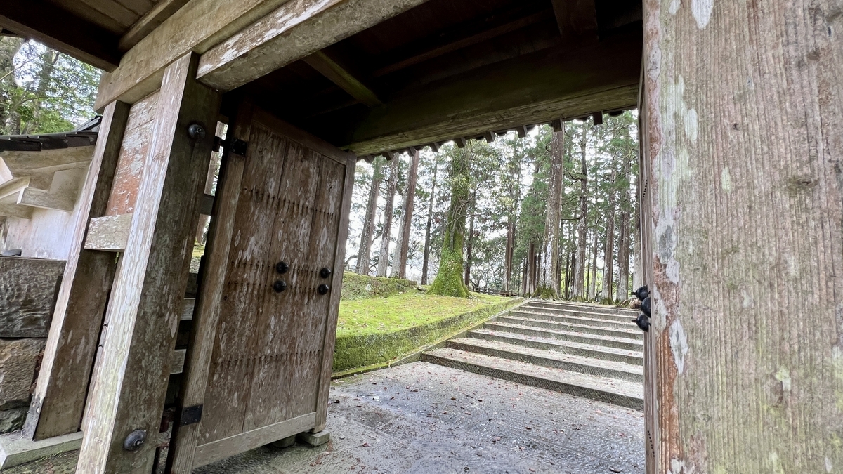 โครงสร้างไม้สามมิติของประตูโทริวมงมองจากภายในขึ้นไป