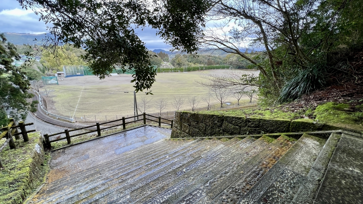 มุมมองมองลงไปยังสนามโรงเรียนประถมโอบิผ่านประตูโทริวมง