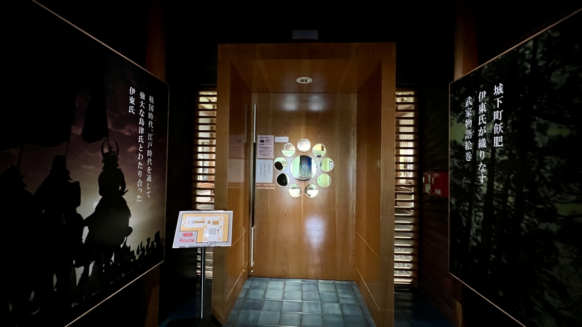 ประตูภายในพิพิธภัณฑ์และทางเดินนำไปยังห้องจัดแสดง