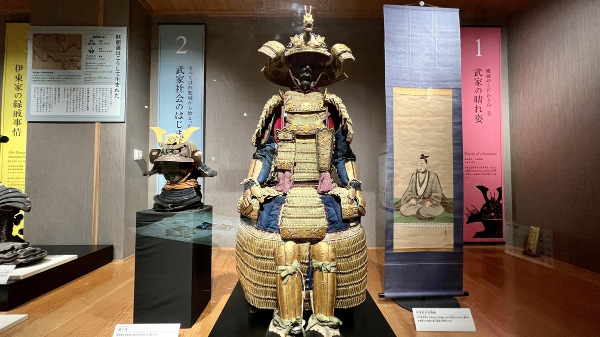 ชุดเกราะที่อิโตะ สุเกทากะสวมใส่พร้อมแผงข้อมูล