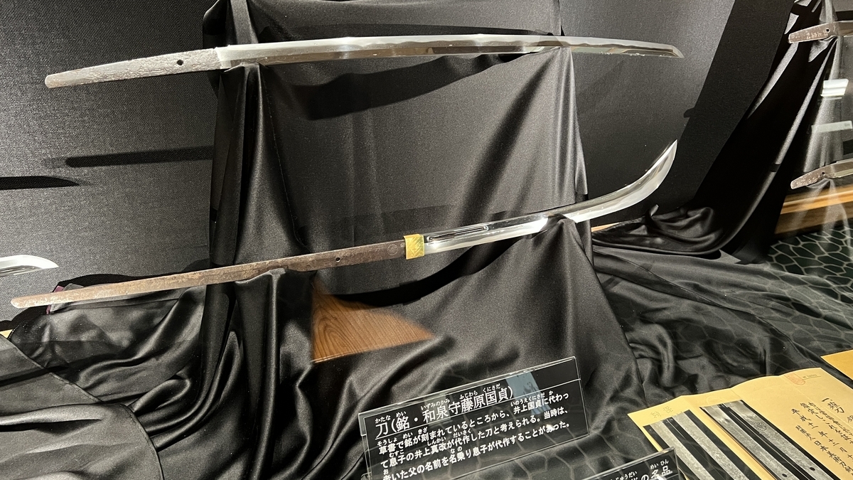 มุมมองใกล้ชิดของใบดาบที่จัดแสดงภายในตู้