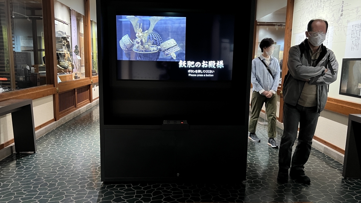 หน้าจอขนาดใหญ่เล่นเนื้อหาวิดีโอพร้อมพื้นที่ชม