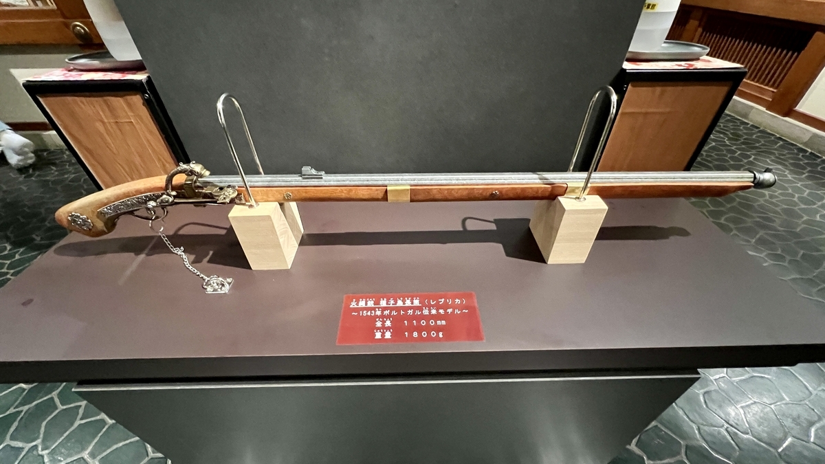 ปืนไส้ตะเกียงบนฐานจัดแสดงพร้อมคำแนะนำประสบการณ์ลงมือทำในพื้นหลัง