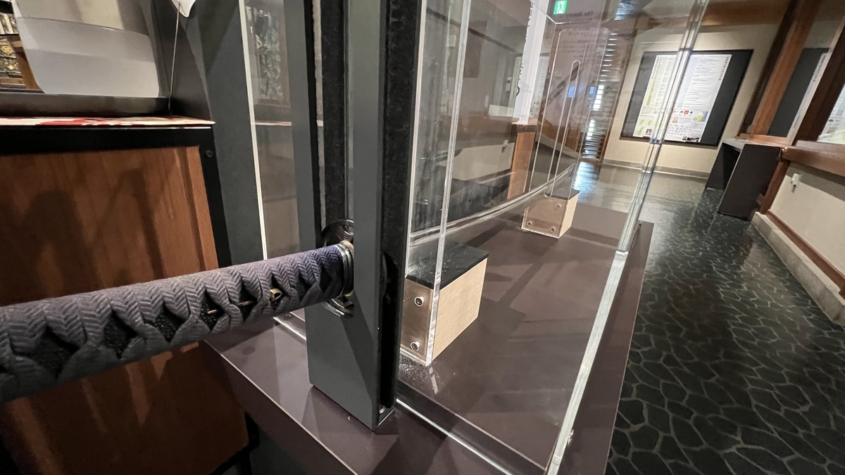 มุมมองด้านข้างของดาบบนฐานจัดแสดง