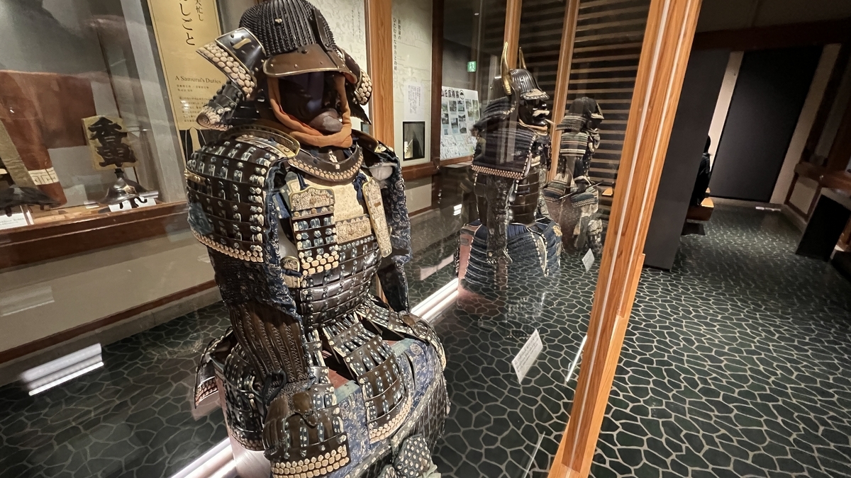 มุมมองทั้งหมดของห้องจัดแสดงพิพิธภัณฑ์พร้อมชุดเกราะและอาวุธที่จัดแสดง