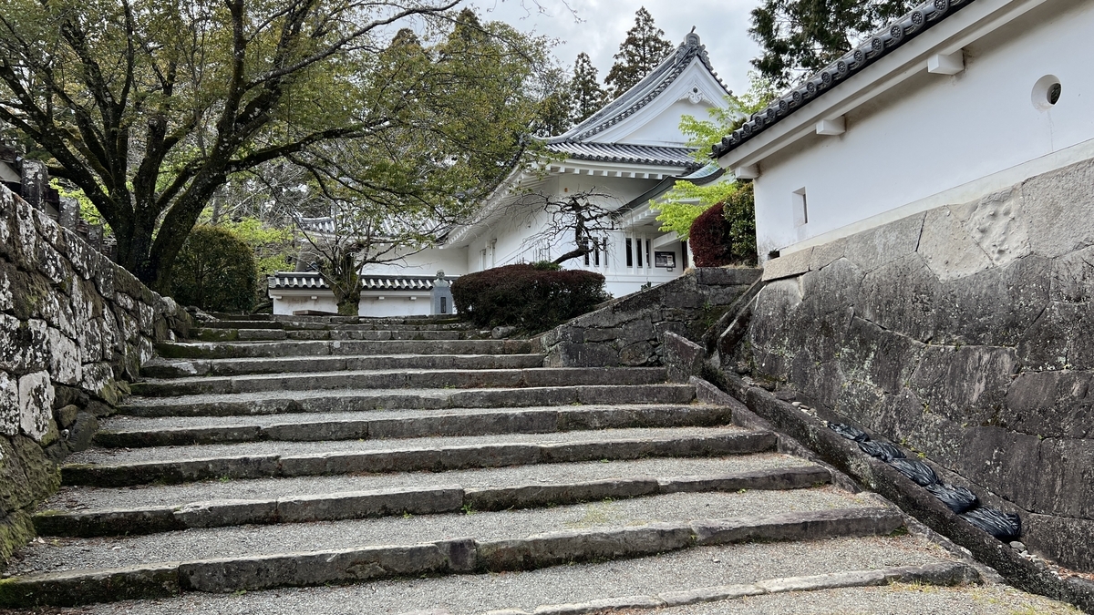 ทิวทัศน์ที่เงียบสงบของบันไดหินนำไปสู่พิพิธภัณฑ์ประวัติศาสตร์ล้อมรอบด้วยต้นไม้