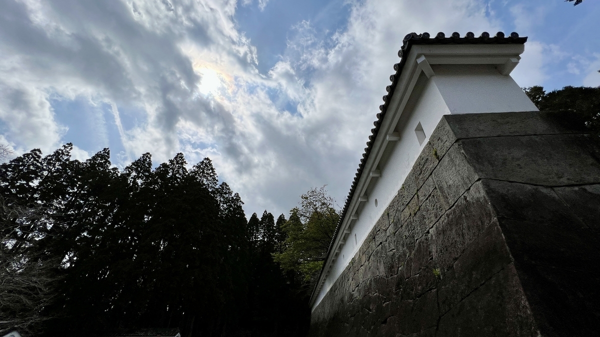 ความตัดกันที่สวยงามของกำแพงหินและกำแพงขาวที่ปราสาทโอบิ