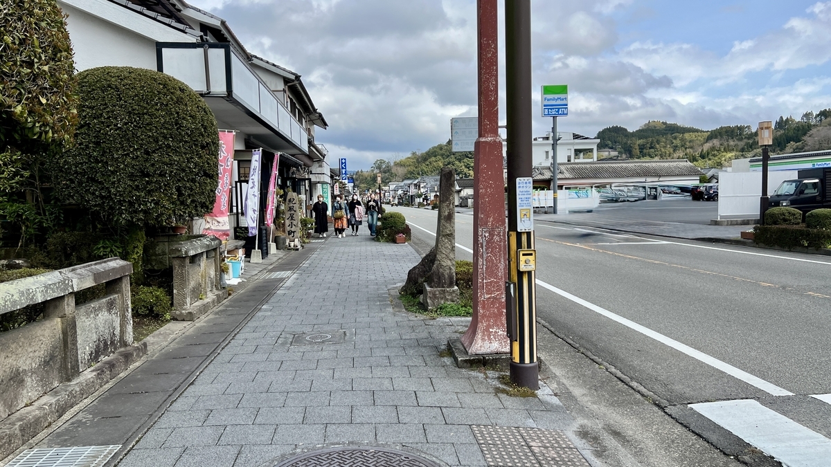 商店街の前を通る国道222号線