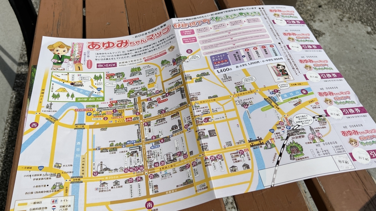 飫肥城下町を巡る地図が机の上に広げられ観光ルートを示している
