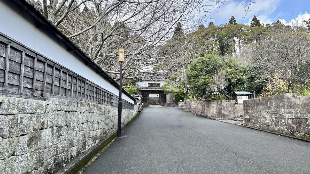 通往饫肥城道路尽头可见城门的景象