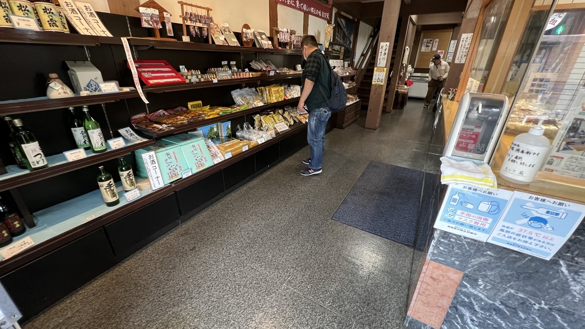 店内景象和可见商品陈列空间的风景